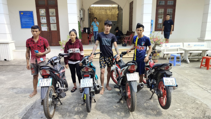 Bốn đối tượng giả danh cảnh sát hình sự đang bị Công an huyện Bến Lức tạm giữ. (Nguồn: Báo Công an Nhân dân)