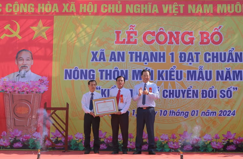 Phó Chủ tịch UBND tỉnh Sóc Trăng Vương Quốc Nam trao quyết định công nhận xã nông thôn mới kiểu mẫu cho xã An Thạnh 1, huyện Cù Lao Dung. (Ảnh: Tuấn Phi/TTXVN)