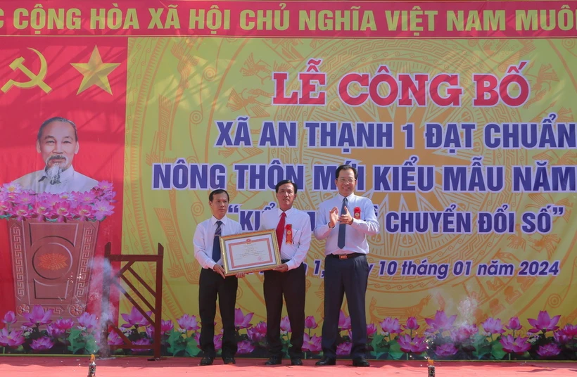 Phó Chủ tịch UBND tỉnh Sóc Trăng Vương Quốc Nam trao quyết định công nhận xã nông thôn mới kiểu mẫu cho xã An Thạnh 1, huyện Cù Lao Dung. (Ảnh: Tuấn Phi/TTXVN)