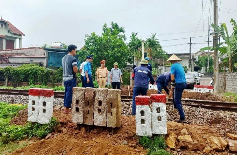 Đường ngang dân sinh qua đường sắt trên tuyến đường sắt Bắc-Nam. (Ảnh: TTXVN phát)