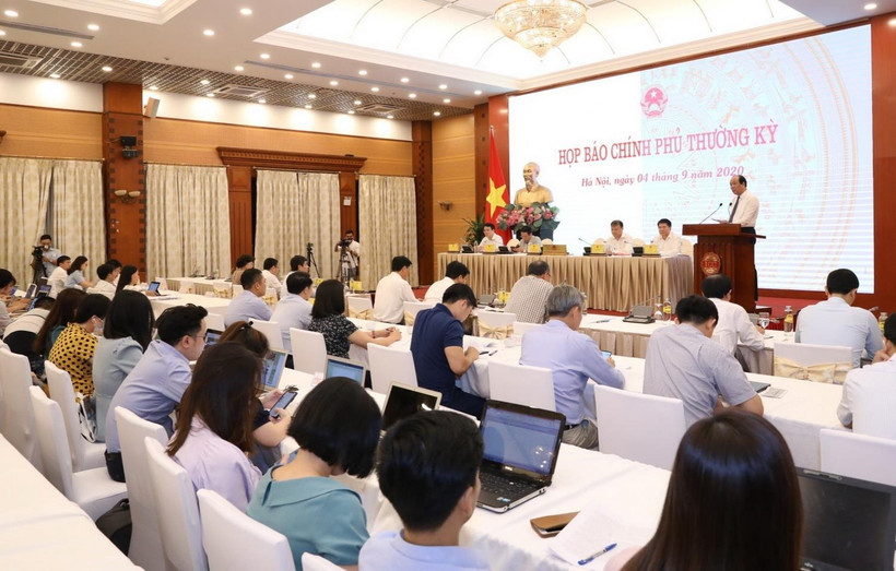 Phó Thống đốc Ngân hàng Nhà nước Việt Nam Nguyễn Thị Hồng trả lời các câu hỏi của phóng viên. (Ảnh: Văn Điệp/TTXVN)