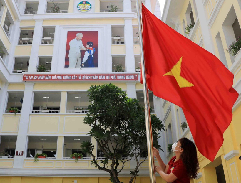 Cờ Tổ quốc tung bay, sẵn sàng chào đón học sinh bước vào một năm học mới. (Ảnh: Thanh Tùng/TTXVN)