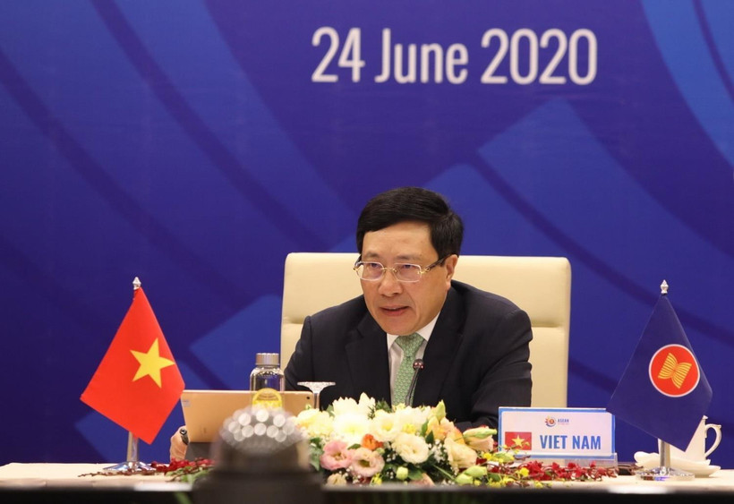 Phó Thủ tướng, Bộ trưởng Bộ Ngoại giao Phạm Bình Minh chủ trì Hội nghị không chính thức Bộ trưởng Ngoại giao ASEAN, ngày 24/6 vừa qua. (Ảnh: Văn Điệp/TTXVN)