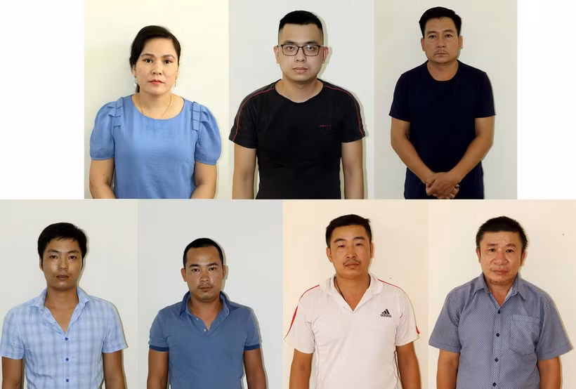 Các đối tượng trong đường dây ghi lô đề liên tỉnh tại Cơ quan điều tra, Công an tỉnh Quảng Bình. (Ảnh: TTXVN phát)