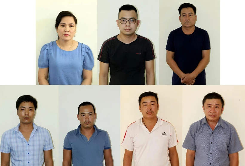 Các đối tượng trong đường dây ghi lô đề liên tỉnh tại Cơ quan điều tra, Công an tỉnh Quảng Bình. (Ảnh: TTXVN phát)