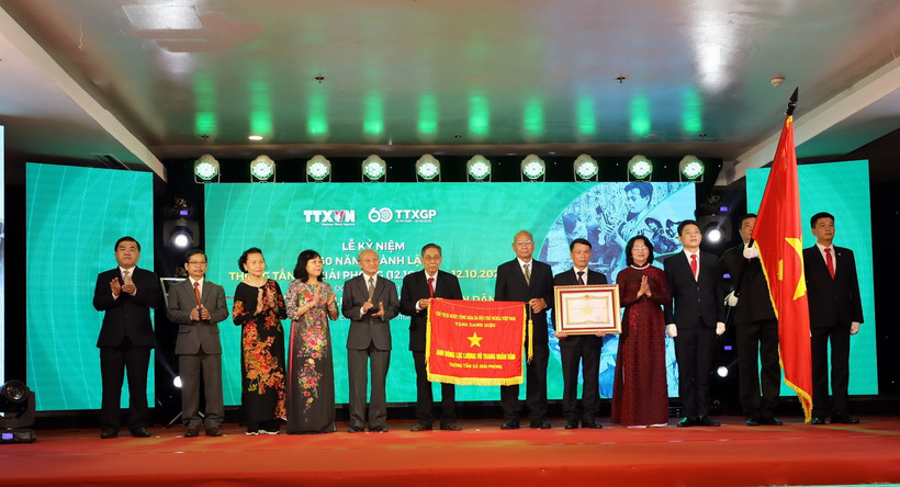 Phó Chủ tịch nước Đặng Thị Ngọc Thịnh, Phó Chủ tịch thứ nhất Hội đồng Thi đua-Khen thưởng Trung ương thay mặt Đảng và Nhà nước trao Danh hiệu Anh hùng Lực lượng vũ trang nhân dân của Chủ tịch nước tặng Thông tấn xã Giải phóng cho đại diện lãnh đạo TTXVN. 
