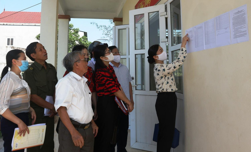 Danh sách các đối tượng được nhận hỗ trợ theo Nghị quyết 42/NQ-CP được dán công khai tại Nhà văn hóa các thôn, tổ dân phố để người dân được theo dõi. (Ảnh: Hoàng Ngà/TTXVN)