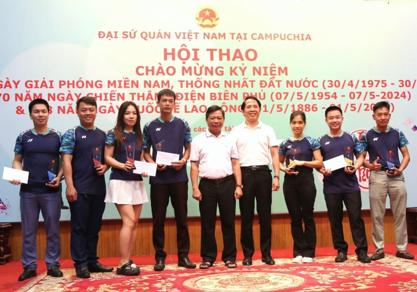 Đại sứ Việt Nam tại Campuchia Nguyễn Huy Tăng (giữa) trao giải Nhất, Nhì, Ba cho các vận động viên thi đấu môn cầu lông. (Ảnh: Hoàng Minh/TTXVN)