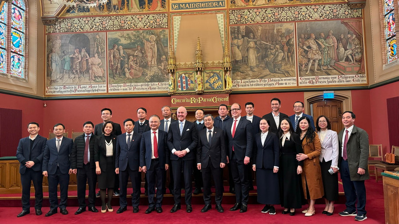 Đoàn công tác tỉnh Thái Bình tới thăm Tòa thị chính tỉnh Friesland và hội kiến Thống đốc tỉnh. (Ảnh: Thu Hằng/TTXVN)