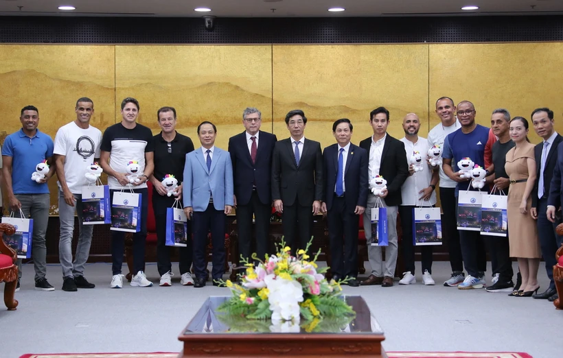 Phó Chủ tịch UBND thành phố Đà Nẵng Trần Chí Cường (phải) và ông Marco Farani, Đại sứ Đặc mệnh toàn quyền Brazil tại Việt Nam, cùng các danh thủ bóng đá đội tuyển Brazil và các đại biểu. (Ảnh: Trần Lê Lâm/TTXVN)
