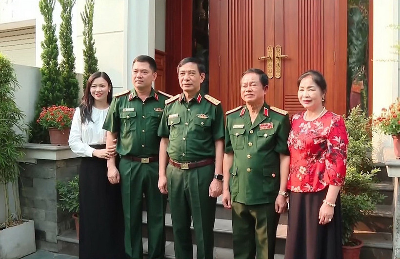 Đại tướng Phan Văn Giang thăm hỏi, tặng quà tri ân Đại tướng Đỗ Bá Tỵ, nguyên ủy viên Trung ương Đảng, nguyên Ủy viên Thường vụ Quân ủy Trung ương, nguyên Tổng Tham mưu trưởng, nguyên Phó Chủ tịch Quốc hội. (Ảnh: Hồng Pha/TTXVN phát)