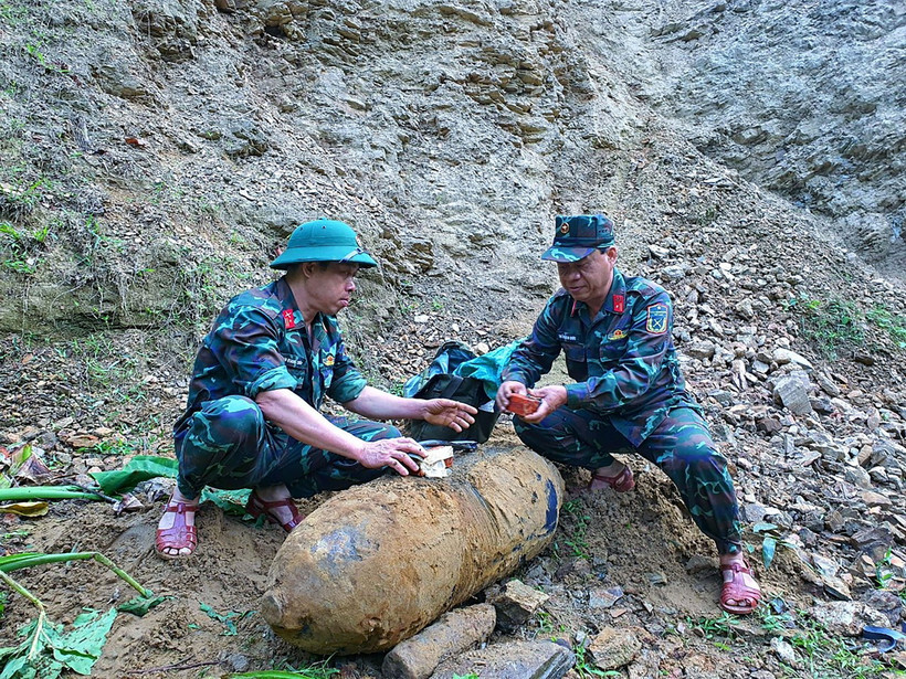 Lực lượng chức năng hủy nổ thành công quả bom nặng khoảng 340kg còn sót lại sau chiến tranh bảo đảm an toàn tuyệt đối về người và trang thiết bị. (Ảnh: TTXVN phát)