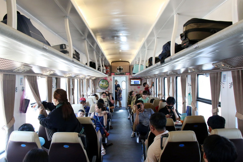 Toa xe ghế ngồi, với loại ghế có thể xoay điều chỉnh hướng. (Ảnh: Tiến Lực/TTXVN)