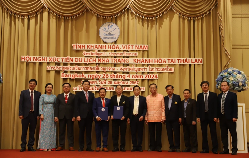 Các đại biểu chụp ảnh lưu niệm tại Hội nghị xúc tiến du lịch Nha Trang - Khánh Hòa tại Thái Lan. (Ảnh: Đỗ Sinh/TTXVN)