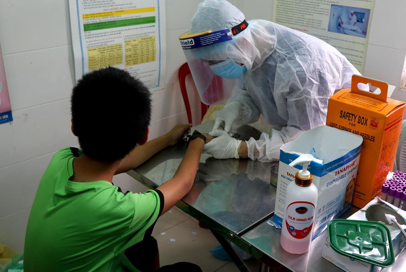 Lấy mẫu máu xét nghiệm. (Ảnh: Tường Vi/TTXVN)