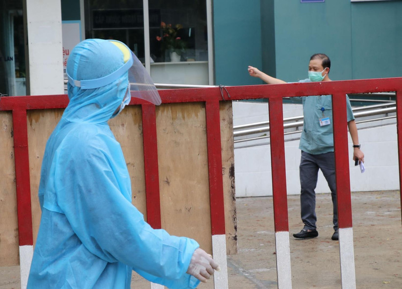 Mọi trao đổi được thực hiện ở khoảng cách trên 2m. (Ảnh: Quốc Dũng/TTXVN)