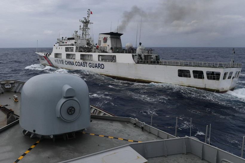 Một tàu Cảnh sát biển Trung Quốc nhìn từ một tàu hải quân Indonesia trong một cuộc tuần tra ở vùng đặc quyền kinh tế Indonesia, phía bắc đảo Natuna. (Nguồn: Reuters)