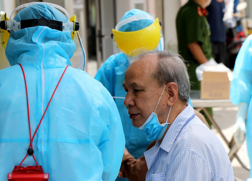 Nhân viên y tế đến tận nhà lấy mẫu xét nghiệm cho người lớn tuổi, sức đề kháng kém có nguy cơ lây nhiễm cao. (Ảnh: Quốc Dũng/TTXVN)