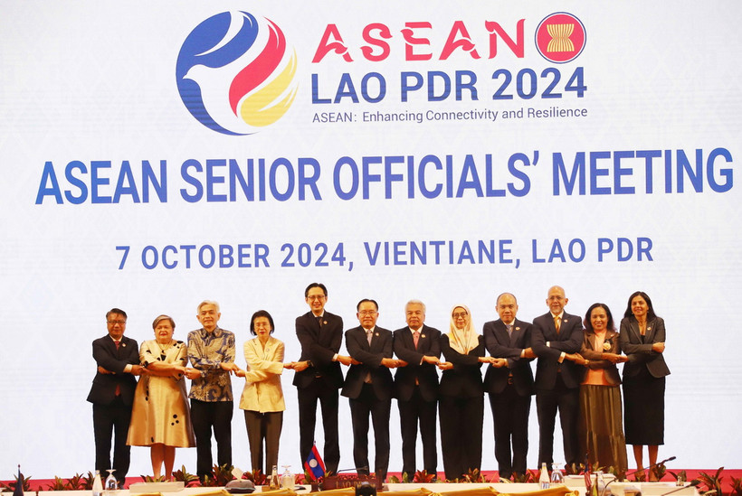 Các đại biểu tham dự Hội nghị chụp ảnh chung tại cuộc họp. (Ảnh: Xuân Tú/TTXVN)