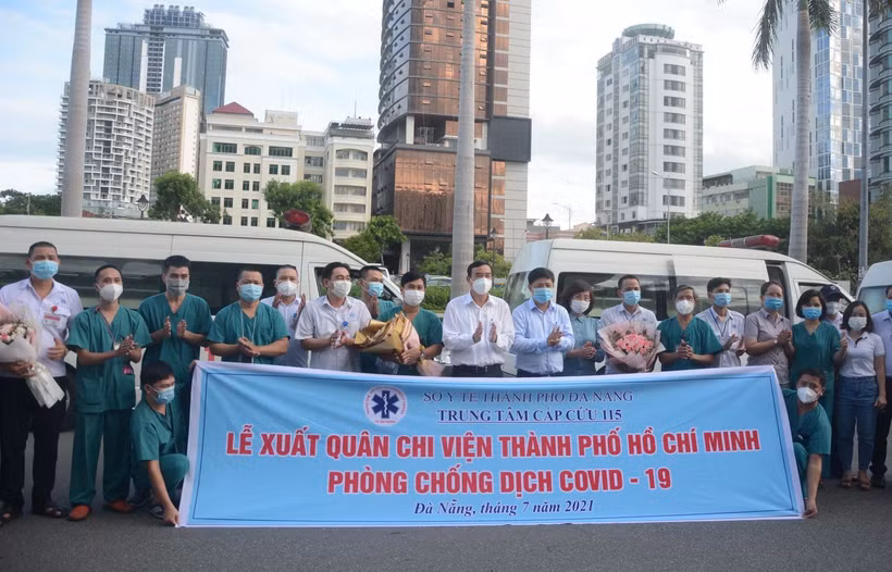 Đoàn y, bác sỹ, lái xe Trung tâm cấp cứu 115 thành phố Đà Nẵng lên đường chi viện Thành phố Hồ Chí Minh phòng, chống dịch COVID-19. (Ảnh: Văn Dũng/TTXVN)