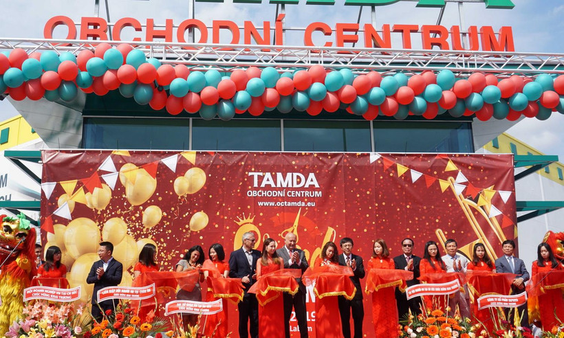 Các đại biểu cắt băng khai trương Trung tâm thương mại Tam Đa tại Ústí nad Labem. (Ảnh: Hồng Kỳ/Vietnam+)