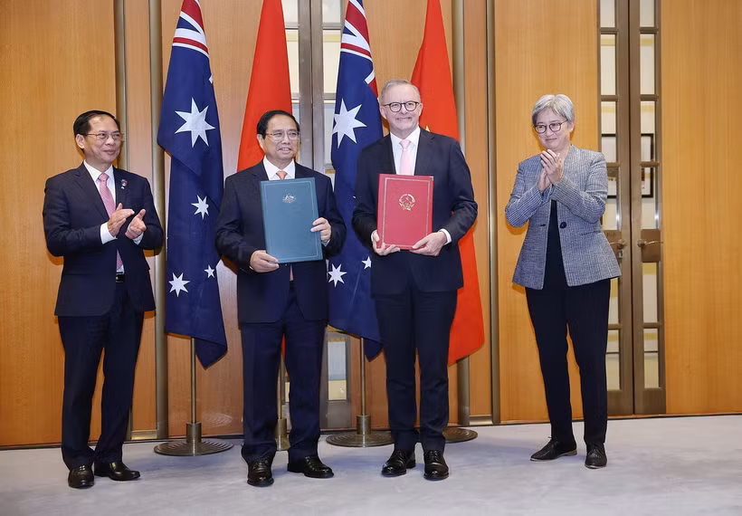 Thủ tướng Phạm Minh Chính và Thủ tướng Australia Anthony Albanese trao Tuyên bố chung về nâng cấp quan hệ lên Đối tác Chiến lược Toàn diện. (Ảnh: Dương Giang/TTXVN)