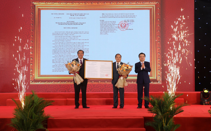 Trao Quyết định của Thủ tướng Chính phủ phê duyệt đồ án Quy hoạch chung thành phố và Khu kinh tế cửa khẩu Hà Tiên, tỉnh Kiên Giang đến năm 2040. (Ảnh: Lê Huy Hải/TTXVN)