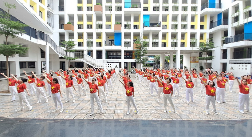 Phụ nữ quận Đống Đa tham gia đồng diễn dân vũ. (Ảnh: TTXVN phát)