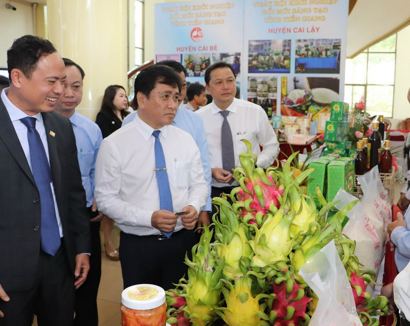 Lãnh đạo tỉnh tham quan các gian hàng của doanh nghiệp tại Ngày hội. (Ảnh: Minh Trí/TTXVN)