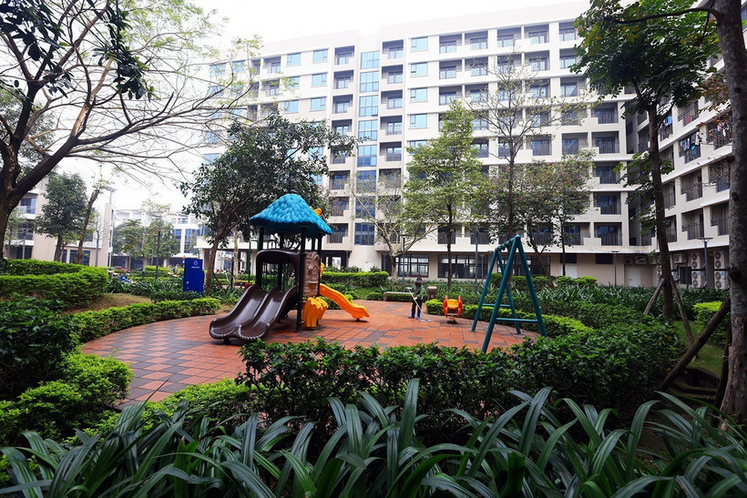 Khuôn viên sạch sẽ và nhiều cây xanh tạo không gian thoáng mát tại một khu chung cư. (Ảnh: Tuấn Anh/TTXVN)