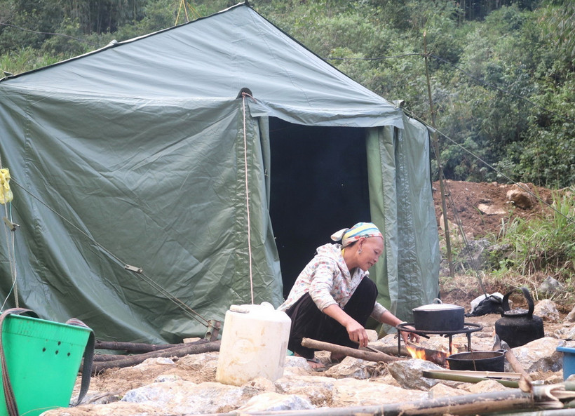 Bà Triệu Mùi Nái tại xóm Lũng Lỳ, xã Ca Thành, huyện Nguyên Bình, tỉnh Cao Bằng, vẫn chưa nguôi ngoai được nỗi đau mất con trong vụ sạt lở đất. (Ảnh: Chu Hiệu/TTXVN)
