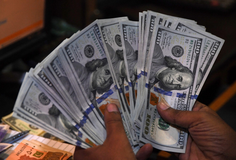 Đồng 100 USD . (Ảnh: AFP/TTXVN)
