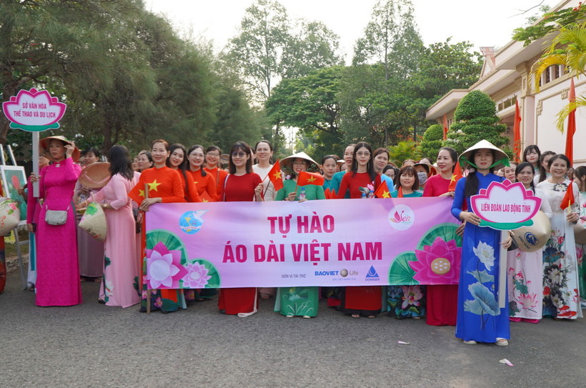 Chị em tập trung tại Khu Di tích Nguyễn Sinh Sắc, phường 4, thành phố Cao Lãnh, là điểm xuất phát của chương trình diễu hành áo dài. (Ảnh: Nhựt An/TTXVN)