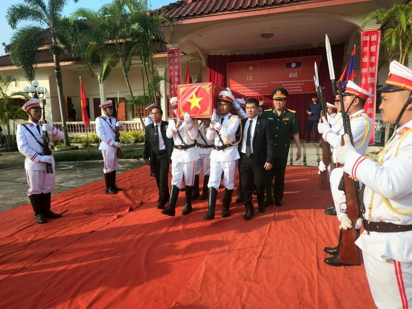 Lễ tiễn đưa hài cốt liệt sỹ hy sinh tại Nam Lào về với Đất Mẹ. (Ảnh: TTXVN phát)
