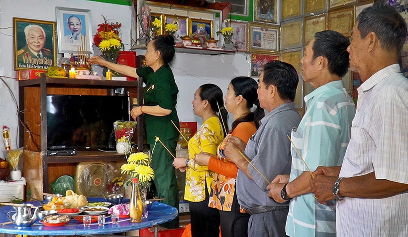 Gần 40 năm qua, mỗi dịp kỷ niệm ngày sinh, ngày mất của Bác, bà Trương Thị Tuyết, ấp Xóm Lớn Ngoài, xã Hàng Vịnh, huyện Năm Căn cùng các thành viên trong Hội Cựu chiến binh lại tất bật chuẩn bị mâm cơm dâng Bác. (Ảnh: Huỳnh Anh/TTXVN)