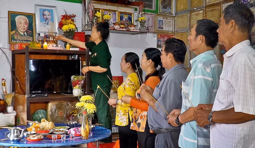 Gần 40 năm qua, mỗi dịp kỷ niệm ngày sinh, ngày mất của Bác, bà Trương Thị Tuyết, ấp Xóm Lớn Ngoài, xã Hàng Vịnh, huyện Năm Căn cùng các thành viên trong Hội Cựu chiến binh lại tất bật chuẩn bị mâm cơm dâng Bác. (Ảnh: Huỳnh Anh/TTXVN)