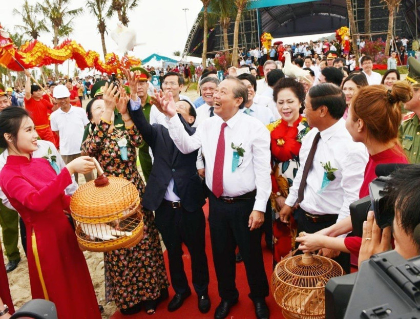 Phó Thủ tướng Thường trực Trương Hòa Bình tham dự lễ khánh thành tuyến cáp treo 3 dây hiện đại Cát Hải-Phù Long. (Ảnh: Hoàng Ngọc/TTXVN)