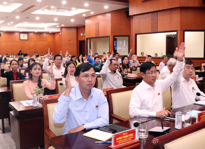 Các đại biểu thông qua Nghị quyết xác nhận kết quả lấy phiếu tín nhiệm đối với các chức danh do Hội đồng Nhân dân Thành phố Hồ Chí Minh bầu. (Ảnh: Xuân Khu/TTXVN)