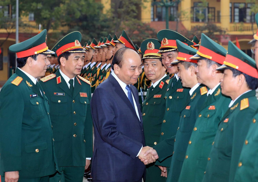 Thủ tướng Nguyễn Xuân Phúc với các cán bộ, sỹ quan chỉ huy Bộ Tư lệnh Binh chủng Tăng Thiết giáp. (Ảnh: Thống Nhất/TTXVN)