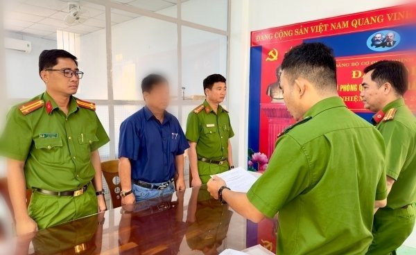 Cơ quan Công an đọc lệnh bắt tạm giam đối với bị can Ngô Văn Hà, Trưởng phòng Quản lý đô thị thị xã Giá Rai (Ảnh: Công an Bạc Liêu)