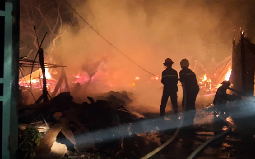 Lực lượng cứu hỏa nỗ lực dập tắt đám cháy. (Ảnh: TTXVN phát)