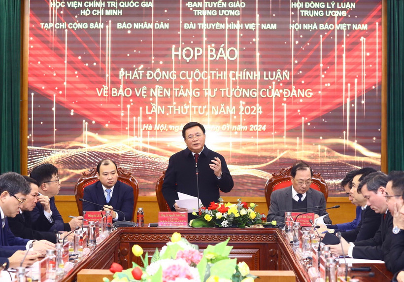 Ông Nguyễn Xuân Thắng, Ủy viên Bộ Chính trị, Giám đốc Học viện Chính trị Quốc gia Hồ Chí Minh, Trưởng ban chỉ đạo cuộc thi phát biểu. (Ảnh: Lâm Khánh/TTXVN)