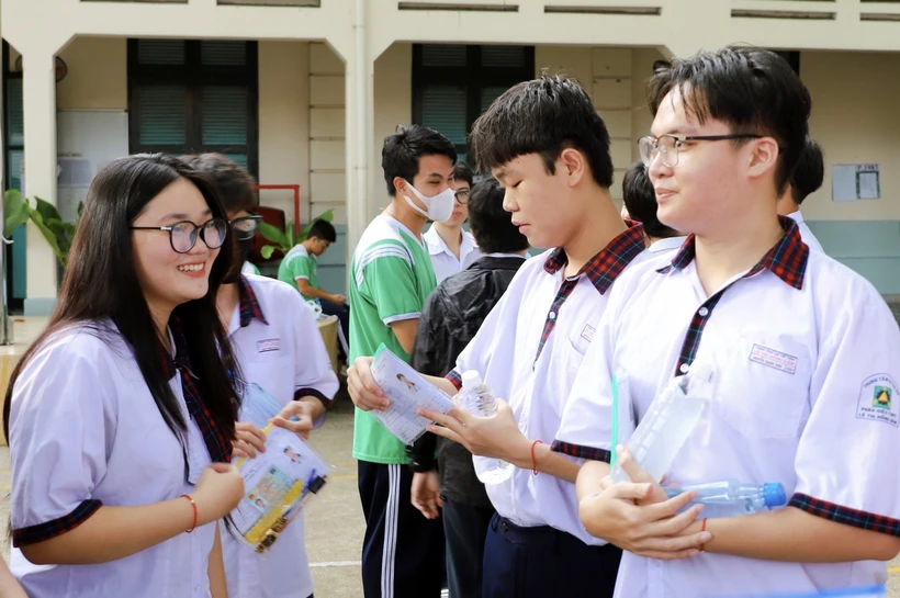 Các thí sinh trao đổi trước giờ thi. (Ảnh: Hồng Giang/TTXVN)