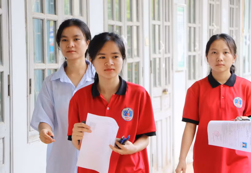 Các thí sinh tại điểm thi Trường Phổ thông Dân tộc nội trú trung học phổ thông tỉnh Lai Châu. (Ảnh: Nguyễn Oanh/TTXVN)
