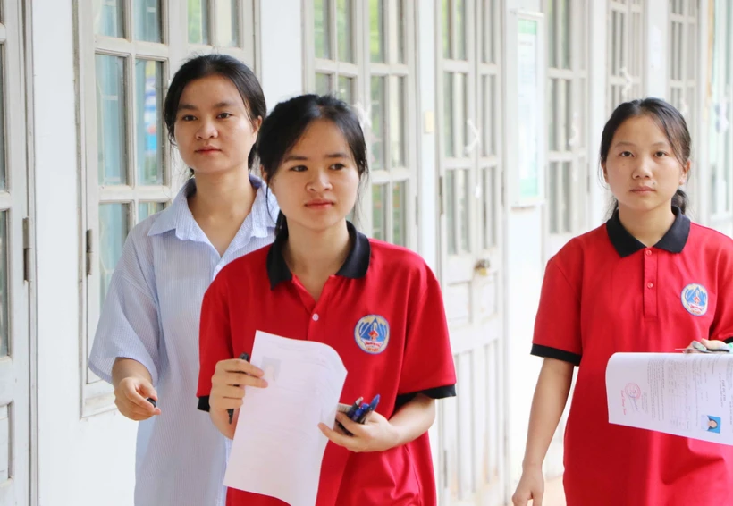 Các thí sinh tại điểm thi Trường Phổ thông Dân tộc nội trú trung học phổ thông tỉnh Lai Châu. (Ảnh: Nguyễn Oanh/TTXVN)