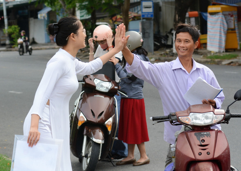 Phụ huynh chúc con thi tốt tại điểm thi Trường THPT Tôn Thất Tùng, quận Sơn Trà, thành phố Đà Nẵng. (Ảnh: Văn Dũng/TTXVN)