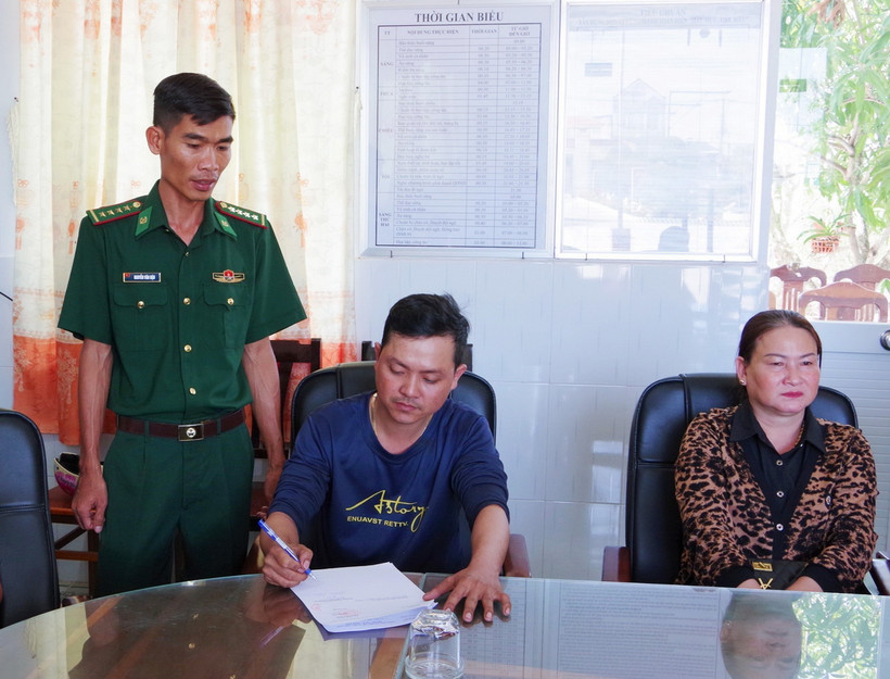 Chủ tàu cá CM 06051 TS ký biên bản triển khai thực hiện Quyết định xử phạt vi phạm hành chính của Chủ tịch UBND tỉnh Cà Mau. (Ảnh: TTXVN phát)