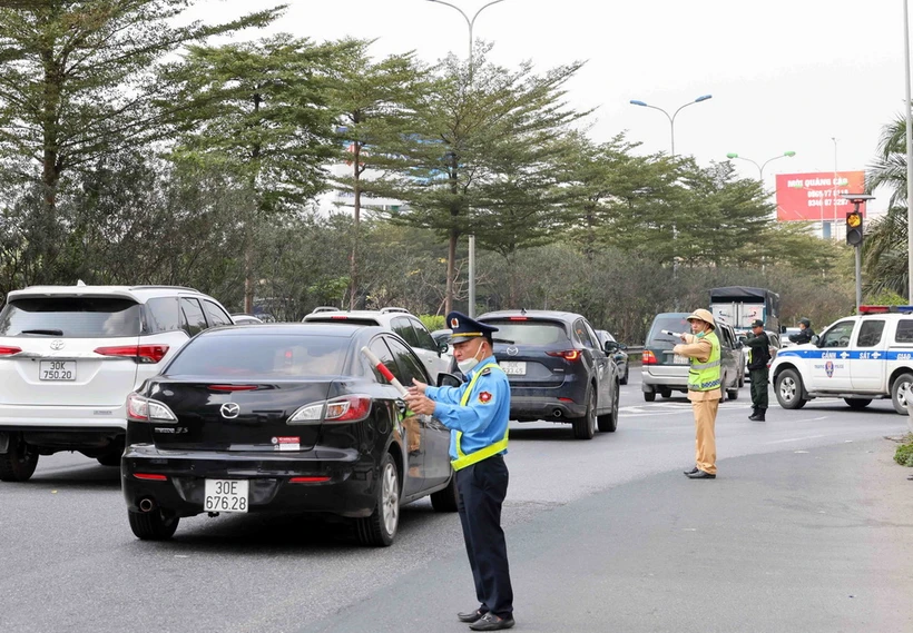 Lực lượng chức năng lập "hàng rào sống" phân luồng, điều tiết giao thông tại cao tốc Pháp Vân-Cầu Giẽ hướng vào trung tâm Hà Nội. (Ảnh: Phạm Kiên/TTXVN)