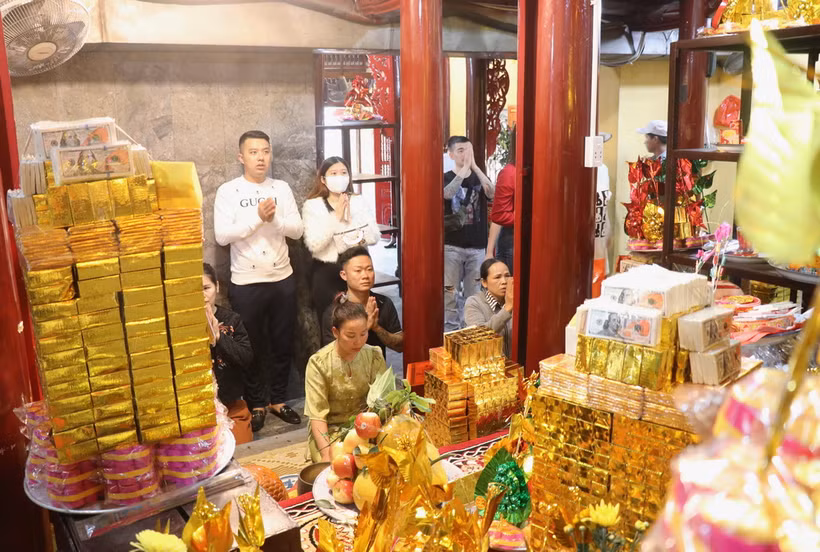 Du khách dâng lễ tại Đền Bà Chúa Kho. (Ảnh: Thanh Thương/TTXVN)