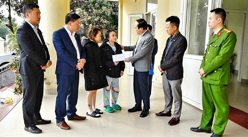 Ban An toàn giao thông tỉnh và UBND thành phố Cẩm Phả, tỉnh Quảng Ninh, thăm hỏi, hỗ trợ các gia đình nạn nhân. (Ảnh: TTXVN phát)